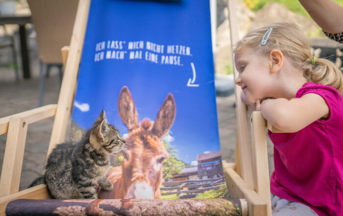 Eva genießt den Moment mit der Katze