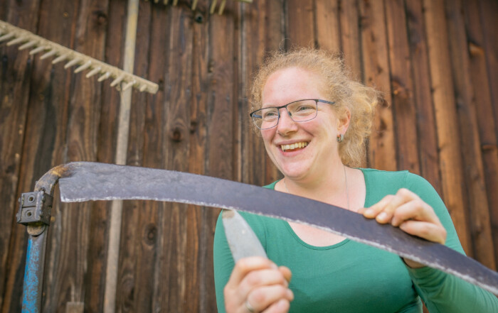 Julia beim Sense schleifen